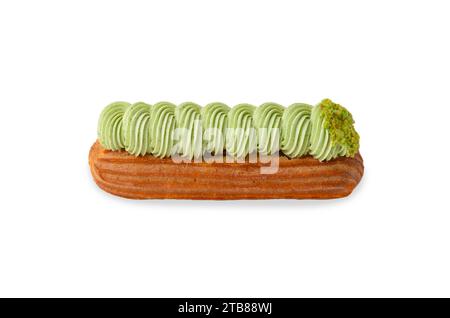 Köstliches Pistazieneclair isoliert auf weißem Hintergrund, Eclair mit Pistaziencreme und Füllung Stockfoto