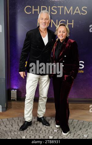 Martin Kemp und Shirlie Holliman kommen zum Weihnachtsessen des TRIC (The Television and Radio Industries Club) im London Hotel in London an. Bilddatum: Dienstag, 5. Dezember 2023. Stockfoto