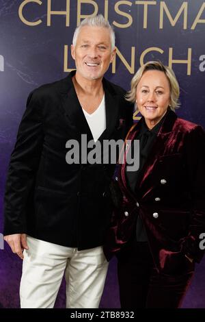 Martin Kemp und Shirlie Holliman kommen zum Weihnachtsessen des TRIC (The Television and Radio Industries Club) im London Hotel in London an. Bilddatum: Dienstag, 5. Dezember 2023. Stockfoto