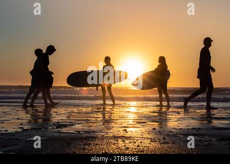 Vielle-Saint-Girons (Südwestfrankreich): Junge Frauen, Surferinnen, die mit ihren Surfbrettern am Strand stehen, mit Blick auf den Atlantischen Ozean im Settin Stockfoto