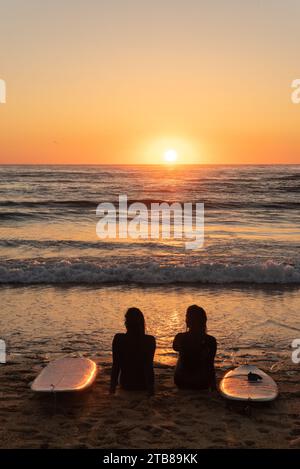 Vielle-Saint-Girons (Südwestfrankreich): Junge Frauen, Surfer, von hinten mit Surfbrettern gesehen, am Strand mit Blick auf den Atlantik Stockfoto