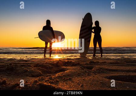 Vielle-Saint-Girons (Südwestfrankreich): Junge Frauen, Surfer, die mit ihren Surfbrettern am Strand stehen, mit Blick auf den Atlantischen Ozean, auf t schauen Stockfoto