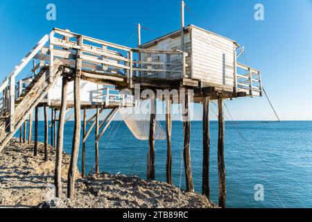 Saint-Palais-sur-Mer (Mittelwestfrankreich): Holzpontons auf Stelzen entlang der Küste „cote de Beaute“ an der Mündung der Gironde Stockfoto