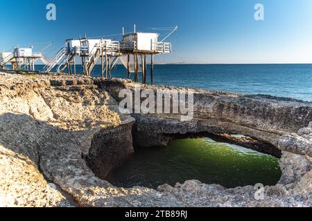 Saint-Palais-sur-Mer (Mittelwestfrankreich): Holzpontons zum Angeln auf Stelzen bei „Puits de l'Auture“, einem kleinen Abgrund entlang der Küste „cote de Stockfoto