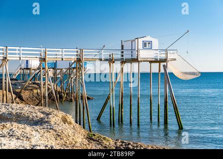 Saint-Palais-sur-Mer (Mittelwestfrankreich): Holzpontons auf Stelzen entlang der Küste „cote de Beaute“ an der Mündung der Gironde Stockfoto