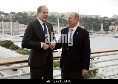 Monaco, Frankreich. Dezember 2023. © PHOTOPQR/NICE MATIN/Jean Francois Ottonello ; Monaco ; 05/12/2023 ; Signature de la Convention ASO/Tour de France et Monaco Ville-etape en Presence du Prince Albert II et Christian Prudhomme, Directeur du Tour de France au Yacht Club - Monaco, dezember 2023 Unterschrift der Convention, da Monaco eine Bühne des Radrennens Tour de France 2024 ausrichtet. Credit: MAXPPP/Alamy Live News Stockfoto