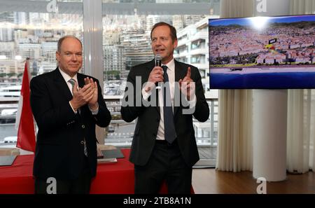 Monaco, Frankreich. Dezember 2023. © PHOTOPQR/NICE MATIN/Jean Francois Ottonello ; Monaco ; 05/12/2023 ; Signature de la Convention ASO/Tour de France et Monaco Ville-etape en Presence du Prince Albert II et Christian Prudhomme, Directeur du Tour de France au Yacht Club - Monaco, dezember 2023 Unterschrift der Convention, da Monaco eine Bühne des Radrennens Tour de France 2024 ausrichtet. Credit: MAXPPP/Alamy Live News Stockfoto