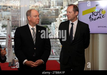 Monaco, Frankreich. Dezember 2023. © PHOTOPQR/NICE MATIN/Jean Francois Ottonello ; Monaco ; 05/12/2023 ; Signature de la Convention ASO/Tour de France et Monaco Ville-etape en Presence du Prince Albert II et Christian Prudhomme, Directeur du Tour de France au Yacht Club - Monaco, dezember 2023 Unterschrift der Convention, da Monaco eine Bühne des Radrennens Tour de France 2024 ausrichtet. Credit: MAXPPP/Alamy Live News Stockfoto