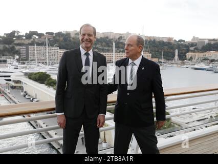 Monaco, Frankreich. Dezember 2023. © PHOTOPQR/NICE MATIN/Jean Francois Ottonello ; Monaco ; 05/12/2023 ; Signature de la Convention ASO/Tour de France et Monaco Ville-etape en Presence du Prince Albert II et Christian Prudhomme, Directeur du Tour de France au Yacht Club - Monaco, dezember 2023 Unterschrift der Convention, da Monaco eine Bühne des Radrennens Tour de France 2024 ausrichtet. Credit: MAXPPP/Alamy Live News Stockfoto