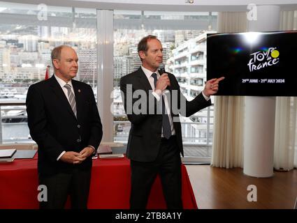 Monaco, Frankreich. Dezember 2023. © PHOTOPQR/NICE MATIN/Jean Francois Ottonello ; Monaco ; 05/12/2023 ; Signature de la Convention ASO/Tour de France et Monaco Ville-etape en Presence du Prince Albert II et Christian Prudhomme, Directeur du Tour de France au Yacht Club - Monaco, dezember 2023 Unterschrift der Convention, da Monaco eine Bühne des Radrennens Tour de France 2024 ausrichtet. Credit: MAXPPP/Alamy Live News Stockfoto