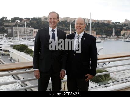 Monaco, Frankreich. Dezember 2023. © PHOTOPQR/NICE MATIN/Jean Francois Ottonello ; Monaco ; 05/12/2023 ; Signature de la Convention ASO/Tour de France et Monaco Ville-etape en Presence du Prince Albert II et Christian Prudhomme, Directeur du Tour de France au Yacht Club - Monaco, dezember 2023 Unterschrift der Convention, da Monaco eine Bühne des Radrennens Tour de France 2024 ausrichtet. Credit: MAXPPP/Alamy Live News Stockfoto