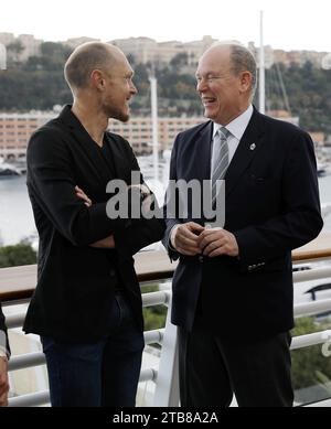 Monaco, Frankreich. Dezember 2023. © PHOTOPQR/NICE MATIN/Jean Francois Ottonello ; Monaco ; 05/12/2023 ; Signature de la Convention ASO/Tour de France et Monaco Ville-etape en Presence du Prince Albert II et Matteo Trentin Monaco, 5. dezember 2023 Unterzeichnung der Convention als Gastgeber des Radrennens Tour de France 2024 Credit: MAXPPP/Alamy Live News Stockfoto