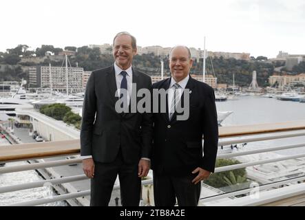 Monaco, Frankreich. Dezember 2023. © PHOTOPQR/NICE MATIN/Jean Francois Ottonello ; Monaco ; 05/12/2023 ; Signature de la Convention ASO/Tour de France et Monaco Ville-etape en Presence du Prince Albert II et Christian Prudhomme, Directeur du Tour de France au Yacht Club - Monaco, dezember 2023 Unterschrift der Convention, da Monaco eine Bühne des Radrennens Tour de France 2024 ausrichtet. Credit: MAXPPP/Alamy Live News Stockfoto