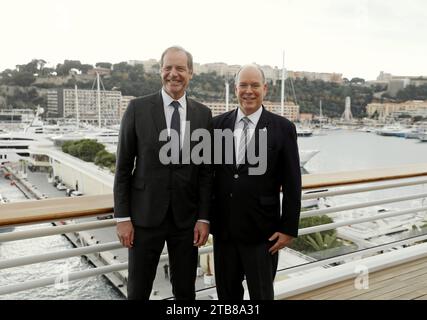 Monaco, Frankreich. Dezember 2023. © PHOTOPQR/NICE MATIN/Jean Francois Ottonello ; Monaco ; 05/12/2023 ; Signature de la Convention ASO/Tour de France et Monaco Ville-etape en Presence du Prince Albert II et Christian Prudhomme, Directeur du Tour de France au Yacht Club - Monaco, dezember 2023 Unterschrift der Convention, da Monaco eine Bühne des Radrennens Tour de France 2024 ausrichtet. Credit: MAXPPP/Alamy Live News Stockfoto