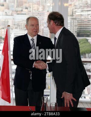 Monaco, Frankreich. Dezember 2023. © PHOTOPQR/NICE MATIN/Jean Francois Ottonello ; Monaco ; 05/12/2023 ; Signature de la Convention ASO/Tour de France et Monaco Ville-etape en Presence du Prince Albert II et Christian Prudhomme, Directeur du Tour de France au Yacht Club - Monaco, dezember 2023 Unterschrift der Convention, da Monaco eine Bühne des Radrennens Tour de France 2024 ausrichtet. Credit: MAXPPP/Alamy Live News Stockfoto