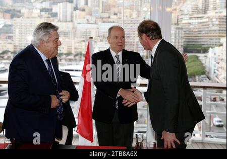 Monaco, Frankreich. Dezember 2023. © PHOTOPQR/NICE MATIN/Jean Francois Ottonello ; Monaco ; 05/12/2023 ; Signature de la Convention ASO/Tour de France et Monaco Ville-etape en Presence du Prince Albert II et Christian Prudhomme, Directeur du Tour de France au Yacht Club - avec Pierre Dartout Ministre d etat et Patrice Cellario, Conseiller de Gouvernement - Ministre de l Interieur Monaco, 5. dezember 2023 Unterzeichnung der Convention als Gastgeber des Radrennens Tour de France 2024 Credit: MAXPPP/Alamy Live News Stockfoto