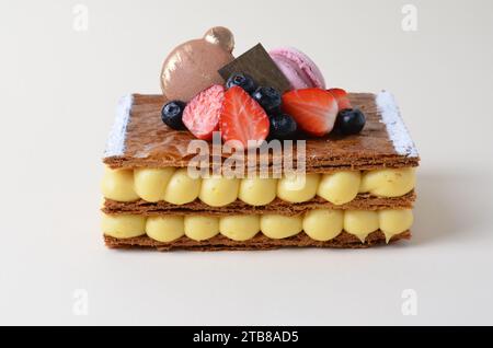 Traditionelles französisches Dessert Millefeuille mit Vanillecreme und frischen Beeren auf hellem Hintergrund isoliert Stockfoto