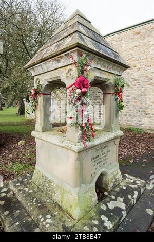 Der Holgate Memorial Trinkbrunnen neben Rohan Long Preston North Yorkshire ist zu Weihnachten und am Gedenktag mit Dekoration geschmückt. Stockfoto