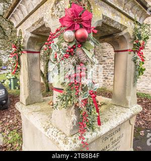 Der Holgate Memorial Trinkbrunnen neben Rohan Long Preston North Yorkshire ist zu Weihnachten und am Gedenktag mit Dekoration geschmückt. Stockfoto