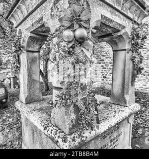 Der Holgate Memorial Trinkbrunnen neben Rohan Long Preston North Yorkshire ist zu Weihnachten und am Gedenktag mit Dekoration geschmückt. Stockfoto