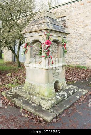 Der Holgate Memorial Trinkbrunnen neben Rohan Long Preston North Yorkshire ist zu Weihnachten und am Gedenktag mit Dekoration geschmückt. Stockfoto