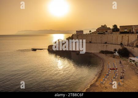 Stadtstrand in Castellammare del Golfo bei Sonnenaufgang, einer Stadt an der Küste des Nordwestsiziliens. Stockfoto