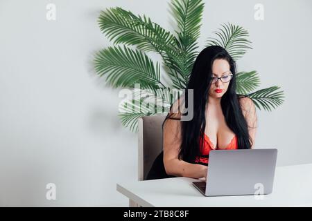 Frau im Büro, die im Computer Communication Online Work arbeitet Stockfoto