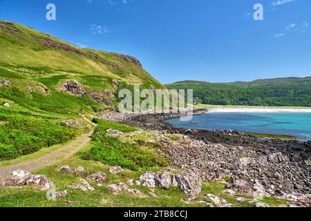 Schottland, Isle of Mull, Calgary Bay: Landschaft und Sandstrand. Pfad entlang der Küste und des Strandes Stockfoto