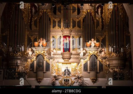 KALININGRAD, RUSSLAND - 15. Dezember 2021: Innenansicht des Domsaals mit Pfeifenorgel auf der Insel kant Stockfoto