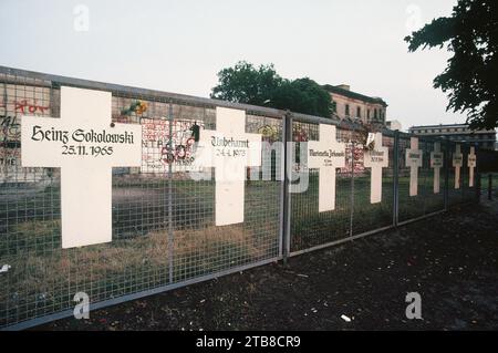 Europa, Deutschland, Brandenburg, Berlin, 1989, die Berliner Mauer bei Reichstag, Kreuze in Erinnerung an die Opfer starben beim Versuch, die Mauer zu überqueren Stockfoto