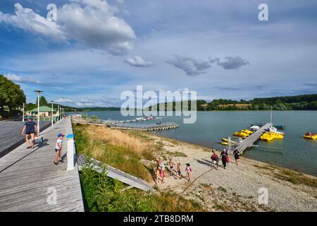 See „lac de la Liez“ in der Nähe von Langres (Nordostfrankreich): Touristen und Wassersportaktivitäten am Ufer des Sees im Sommer. Behälter sup Stockfoto