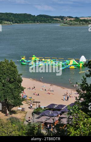 See „lac de la Liez“ in der Nähe von Langres (Nordostfrankreich): Touristen und Wassersportaktivitäten am Ufer des Sees im Sommer. Strand und Inflata Stockfoto