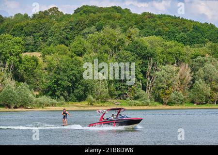See „lac de la Liez“ in der Nähe von Langres (Nordostfrankreich): Touristen und Wassersportaktivitäten am Ufer des Sees im Sommer. Wasserski. Die Stockfoto
