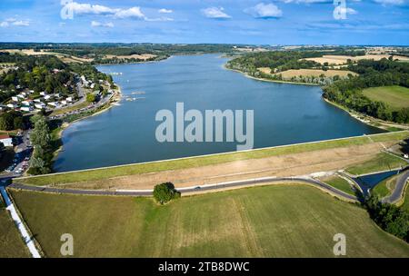 See ‚lac de la Liez‘ bei Langres (Nordostfrankreich): Aus der Vogelperspektive des Sees der Stausee liefert Wasser im oberen Bereich des Marne-Saone-Kanals Stockfoto