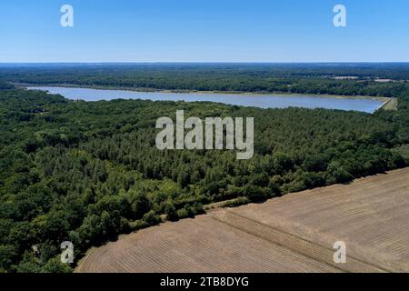 Aus der Vogelperspektive des Teichs „etang de la Tuilerie“ im Departement Loiret in der Stadt Breteau, Champoulet und Dammarie-en-Puisaye (Nord-Zentrum von Fra Stockfoto