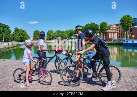 Toulouse (Südfrankreich): Familienradfahrt auf dem Canal du Midi, mit Halt am Port de l'Embouchure, wo der Canal Lateral a la Garonne, der Canal Lateral a la Garonne, die Stockfoto