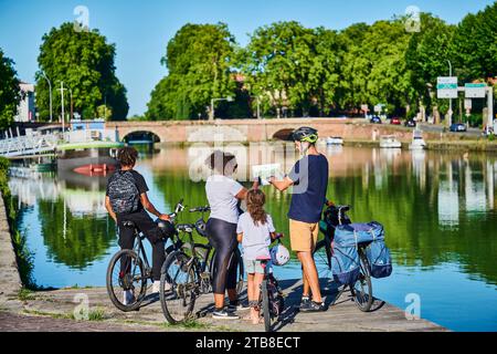 Toulouse (Südfrankreich): Familienradfahrt auf dem Canal du Midi, mit Halt am Port de l'Embouchure, wo der Canal Lateral a la Garonne, der Canal Lateral a la Garonne, die Stockfoto