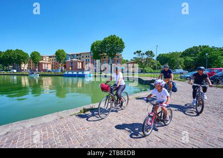 Toulouse (Südfrankreich): Familienradfahrt auf dem Canal du Midi, mit Halt am Port de l'Embouchure, wo der Canal Lateral a la Garonne, der Canal Lateral a la Garonne, die Stockfoto