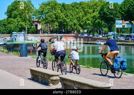 Toulouse (Südfrankreich): Familienradfahrt auf dem Canal du Midi, mit Halt am Port de l'Embouchure, wo der Canal Lateral a la Garonne, der Canal Lateral a la Garonne, die Stockfoto