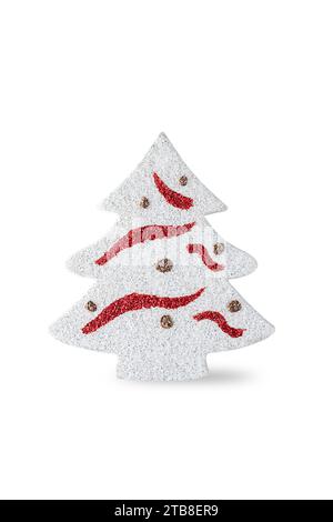 Miniatur-winterliche weiße Fichte - Requisiten für eine weihnachtliche Atmosphäre, isoliert auf weißem Hintergrund. Stockfoto