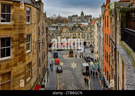 Edinburgh Scotland Victoria Street mit Blick auf die West Bow Street und Grassmarket mit Touristen im frühen Winter Stockfoto