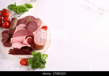Vorspeise mit Fleischgerichten auf einem Holzbrett Stockfoto