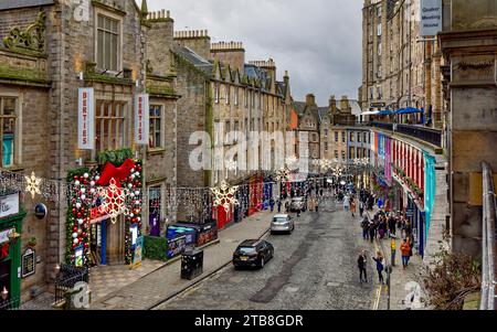 Edinburgh Scotland Victoria Street mit Blick auf die Victoria Street von oben bis zum West Bow im frühen Winter Stockfoto