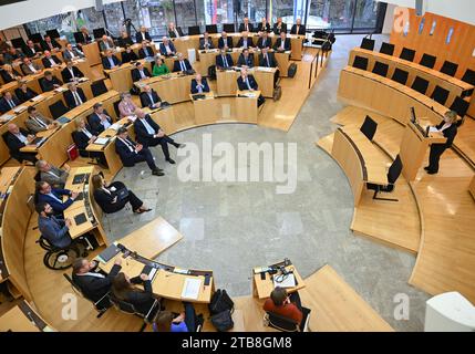 Wiesbaden, Deutschland. Dezember 2023. Die für das Bundesland Hessen zuständige israelische Generalkonsul Talya Lador-Fresher (r) spricht während einer Gedenkfeier für die Opfer des Hamas-Angriffs auf Israel im Plenarsaal des hessischen landtags. Vermerk: Arne Dedert/dpa/Alamy Live News Stockfoto