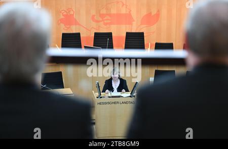 Wiesbaden, Deutschland. Dezember 2023. Die für das Land Hessen zuständige israelische Generalkonsul Talya Lador-Fresher spricht während einer Gedenkfeier für die Opfer des Hamas-Angriffs auf Israel im Plenarsaal des hessischen landtags. Vermerk: Arne Dedert/dpa/Alamy Live News Stockfoto