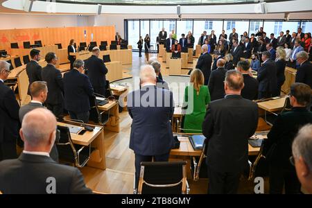 Wiesbaden, Deutschland. Dezember 2023. Zu Beginn einer Gedenkfeier für die Opfer des Angriffs der Hamas auf Israel im Plenarsaal des Landtags hielten die Abgeordneten für eine Schweigeminute. Vermerk: Arne Dedert/dpa/Alamy Live News Stockfoto