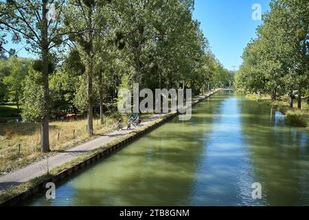 Gissey-sur-Ouche (Nordostfrankreich): Touristen auf dem Radweg am Kanal von Bourgogne Stockfoto