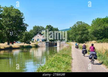 Gissey-sur-Ouche (Nordostfrankreich): Touristen auf dem Schleppweg in der Nähe der Schleuse 34S am Kanal von Bourgogne Stockfoto