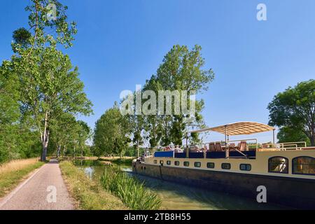 Hotel-Barge am Canal de Bourgogne, in der Nähe von Gissey-sur-Ouche (Nordostfrankreich) Stockfoto