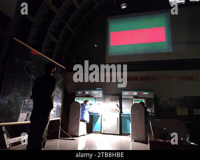 Ein Büro in einem geheimen unterirdischen Bunker 42. Der Ort der Planung und des Abfeuerns von Atomraketen auf den Feind. Alarm, eine Beschriftung auf dem Bildschirm. Stockfoto